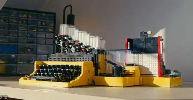 هاوٍ يحوّل مكعبات ليغو إلى آلة كاتبة حقيقية قادرة على الكتابة