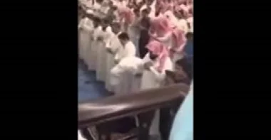 بالفيديو.. رد فعل رجل عندما سمع آيات العذاب والنار خلال الصلاة