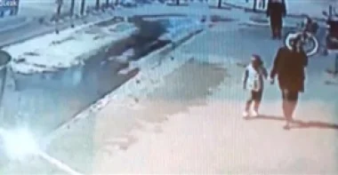 لص يسرق هاتفا من يد صاحبته بوضح النهار على طريقة اخطف واجري (فيديو)