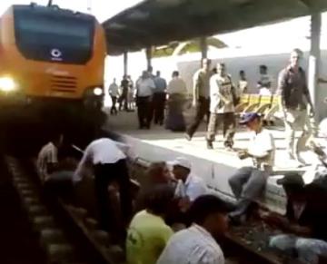 معطلو مكناس يقتحمون محطة القطار