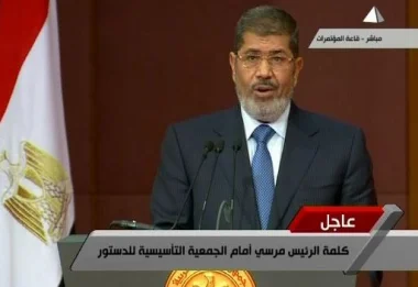 مرسي يتسلم مسودة الدستور المصري ويحدد 15 ديسمبر موعدا للاستفتاء