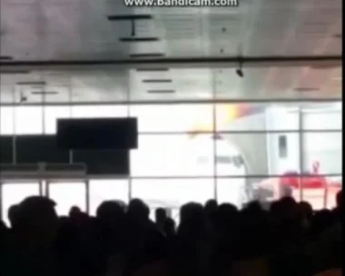 بالفيديو: لحظة اشتعال النيران بطائرة في مطار بكازاخستان