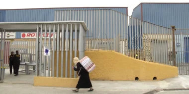 سلطات سبتة ترضخ لضغوطات التجار الاسبان وتُعيد فتح معبر "تارخال 2" في وجه المغاربة