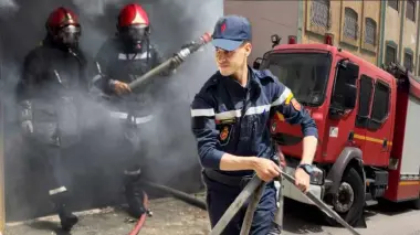 حريق بسيارة داخل كراج يُرعب ساكنة حي الوقاية بتطوان وتدخل بطولي للوقاية المدنية يمنع الكارثة