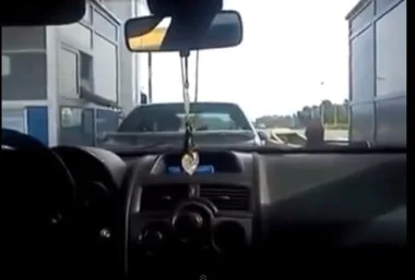 شخص يهرب ولا يدفع ثمن الطريق السيار الرابطة بين الرباط و الدار البيضاء