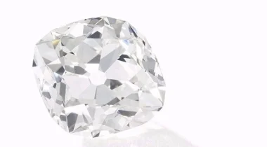 اشترت خاتماً بـ 10 جنيهات استرلينية وتبيعه بـ 350 ألفاً