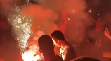 حرب نفسية بـ"بوسطن".. جماهير مغربية تقض مضجع الديوك بالألعاب النارية والطبول أمام فندق الإقامة!