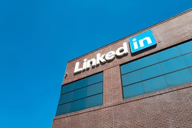 لينكدإن تطلق ميزة ذكاء اصطناعي تغيّر قواعد البحث عن الأشخاص: هل تنهي عصر الكلمات المفتاحية؟