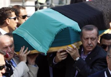 أردوغان يبكي و يحمل بنفسه نعش والدته إلى مثواها الأخير 