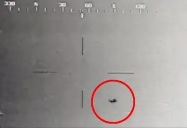 فيديو صادم في الكونغرس.. صاروخ "هلفاير" الأميركي يرتد عن جسم غامض فوق اليمن
