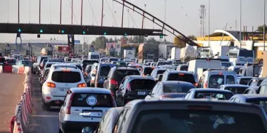 في ذروة الصيف.. مستعملو الطريق يواجهون "أزمة أداء" خانقة بالطريق السيار