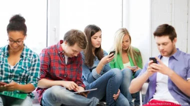 التواصل الاجتماعي- يقرّبنا أم يبعدنا عن بعض؟