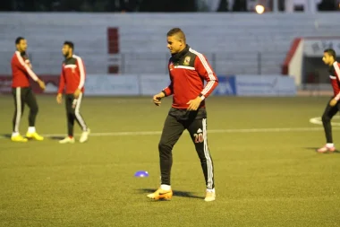 الأهلي المصري يتدرب فوق أرضية سانية الرمل (صور)