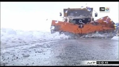 فتح المحور الطرقي ميدلت أزرو بعد أن بلغ ارتفاع الثلوج 70 سنتمتر