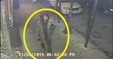 بالفيديو.. امرأة تطعن المارة بطريقة مريبة