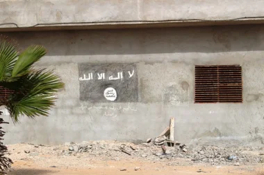 اعتقال تلميذ بتازة رسم راية "داعش" على إحدى الجدران