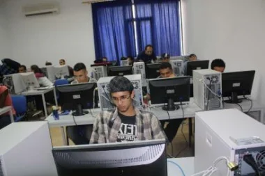 المغاربة يناقشون مضامين الدستور مباشرة عبر الأنترنت