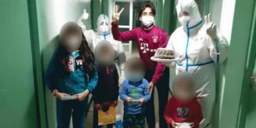 قمة الإنسانية...أطر مستشفى الناظور يشترون حلوى وهدايا للأطفال المصابين بفيروس كورونا للتخفيف عنهم