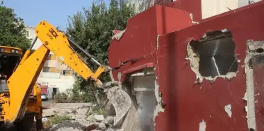 انتهى زمن العبث.. الجرافة تهدم عددا من واجهات المنازل المخالفة للقانون بمنطقة الداخلة بالحي المحمدي