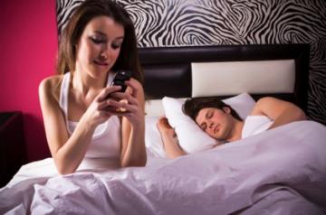 تلصّصَ على زوجته... ليكتشف أنها تخونه مع شقيقها