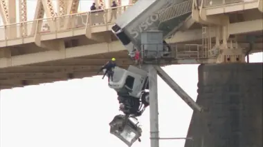 بالفيديو...شاحنة تتدلّى عن جسر والسائق يبقى عالقا بداخلها لساعات