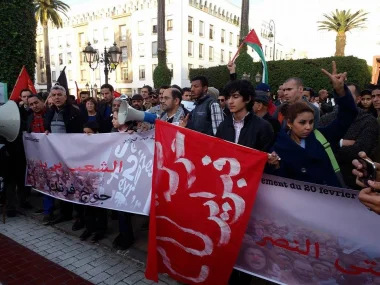 "الملك كيحكم و الخائن كيحلم" شعار رفعه الشباب الملكي في وجه حركة 20 فبراير المطالبين بإلغاء تقاعد البرلمانيين