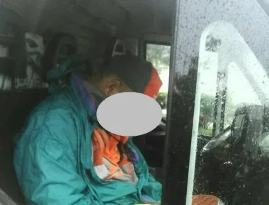 صورة وفاة عامل نظافة داخل شاحنته تثير تعاطفا واسعا