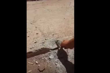 مهزلة بالفيديو...شبان يفضحون طريق مغشوشة حديثة التبليط