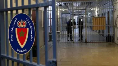 استغلها لاستدراج الفتيات والنصب على المواطنين.. إيداع "محتال" انتحل صفات أمنية رفيعة سجن "طنجة 2"