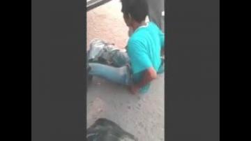 فضيحة نصاب.. هكذا يقوم متسول بإظهار رجله مقطوعة