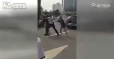 بالفيديو.. شاهد ماذا فعلت فتاة وصديقها مع سائق تاكسي تحرش بها
