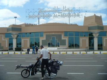 بالصورة .. أجرة التاكسي بمطار المسيرة بأكادير تفوق تذكرة الطائرة