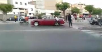 فيديو خطير .. شخص يعترض الموكب الملكي بالرباط  ويقوم بعمل خطير