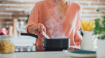 تحاول تسميم زوجة ابنها بجرعة زائدة من الملح فينقلب سحرها عليها