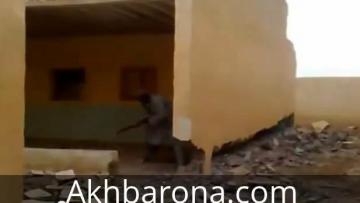 لقطة طريفة..رجل أفغانى يهدم بيته و هو بداخله