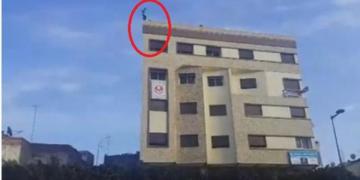 أم لطفلين تحاول الانتحار برمي نفسها من سطح عمارة و هذا هو السبب ..!!