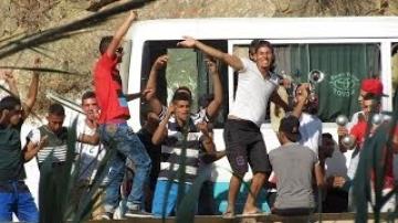 حشد من جماهير جزائرية قرب الحدود المغربية تستفز المارة المغاربة