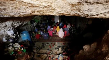 بالصور: مدرسة سورية داخل كهف هرباً من الحرب