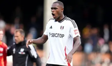 مدافع فولهام الإنجليزي يقترب من حمل قميص "أسود الأطلس"