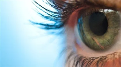 ابتكار عدسات لاصقة LED ذكية للوقاية من اعتلال الشبكية السكري