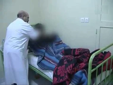 تعذيب وحشي لطفل على يد احدى الجارات و والدها ينقذه من الموت