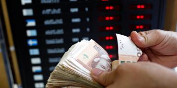 هل تتجه الحكومة إلى تطبيق الزيادة التي تقترحها رغم رفض النقابات ؟