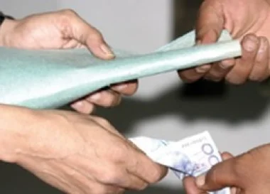 محاولة إرشاء رجال أمن تسقط 3 أشخاص في حالة تلبس بطنجة
