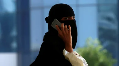 آشنو واقع في السعودية..فتاة ثانية تقفز من شباك منزلها الى مسبح الجيران للهروب من عائلتها(فيديو)
