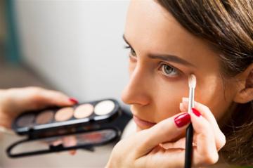 طبيبة تحذر من مادة سامة في مستحضرات التجميل وكريمات البشرة