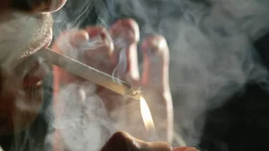 من يقف وراء تجميد قانون منع التدخين في الأماكن العمومية؟