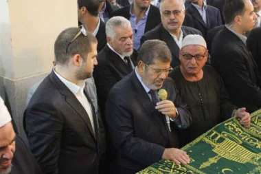 نجل مرسي ينفي خبر وفاة والده