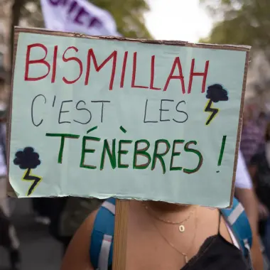 "بسم الله إنها الظلمات" عبارة تقود الاحتجاجات التلاميذية بفرنسا.. ما قصتها؟