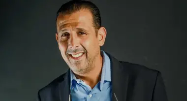 مصطفى لخصم يلغي حفل الفوز بالانتخابات ويخصص ميزانيته لشراء معاطف شتوية لأطفال صفرو