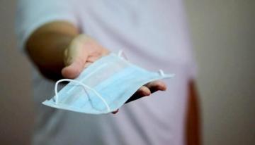 فيديو لأعوان وزير سابق يُوزعون كمامات على المحلات يثير جدلا على مواقع التواصل